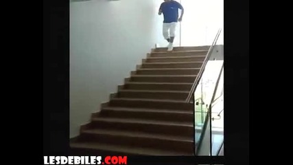 Този е майстор в слизането по стълби!