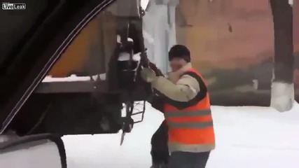 Русия - пързаляне с боклукчийски камион