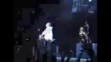 На Риана И Става Лошо На Сцената