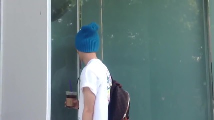 Luhan can't open the door :d