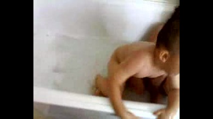 Две Деца Се Къпят