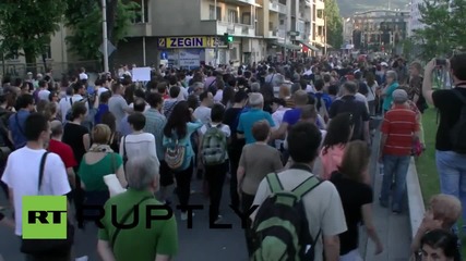 Протестиращи срещу полицаи в Скопие