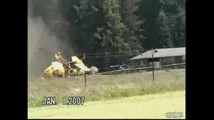 Малко Момче улавя Helicopter Crash