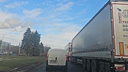 Две коли се удариха челно преди Дунав мост при Русе, образува се задръстване
