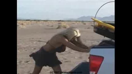 Жена Закъсва С ATV В Пясъка