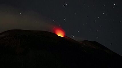 Природна красота: Етна бълва идеални червени кръгове от дим (ВИДЕО)