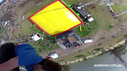 Екстремни скокове-свободно падане каскади трикове гмуркане в една въздушна възглавница от 30м