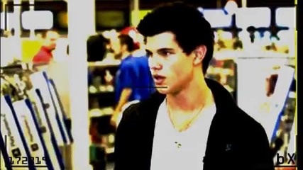 Taylor Lautner Smile for the paparazzi ((: