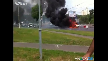 Като по филмите - много силен взрив на кола