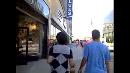 Kevin Jonas Bringing Food to Fans!! 