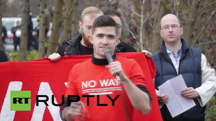 Austria: Police arrest counter-protesters as far-right protest 'open border policy'