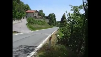 Suzuki Gsxr 600 no exhaust passing by on a street