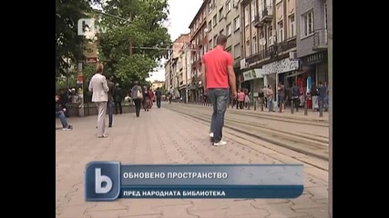 Нови цветя и пейки пред Народната библиoтека