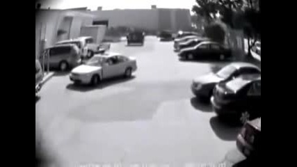 Тоя Е Луд! Вижте как мъж отмъсти на жена, която му паркира на мястото!