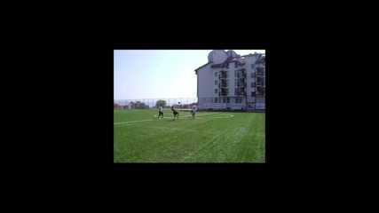 Aз и братовчет ми тренираме със трениорите на славия :)