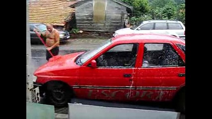 Луд Си Мие Колата На Дъжда