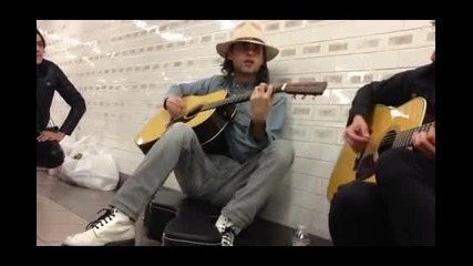 Jared Leto пее Up in the Air в Nyc Subway Station