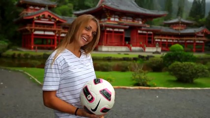 Момиче със страхотни умения с футболна топка - Soccer Girl ..