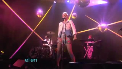 Robyn - Dancing on my own(live on Ellen)