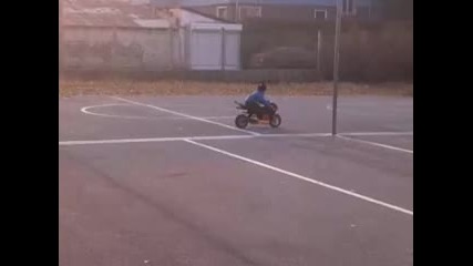 три годишно дете кара мотор