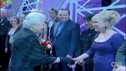 Кралица Елизабет се среща с Lady Gaga , Miley Cyrus и др.