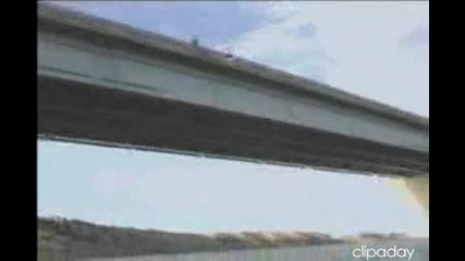 Лошо падане от висок мост 