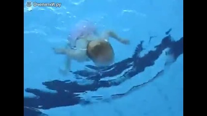 Момиченце обича да скача в басейн като големите плувци!
