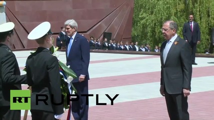 Русия: Лавров и Кери полагат венци на паметника на втората световна война в Сочи