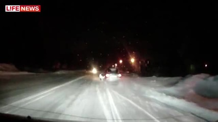 Пиян влачи километър полицай, “закачен” на капака на колата му (видео)