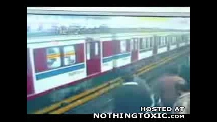 Потресаващо - Жена Скача Пред Влака