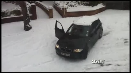 Момиче се опитва да кара в снега 