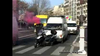 Избъзикаха се с моториста