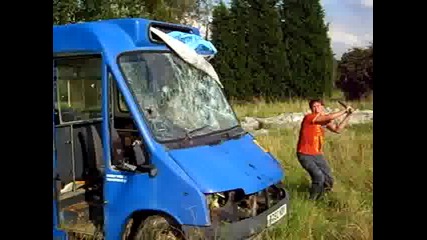 Фен На Манчестър Чупи Буса На Челси