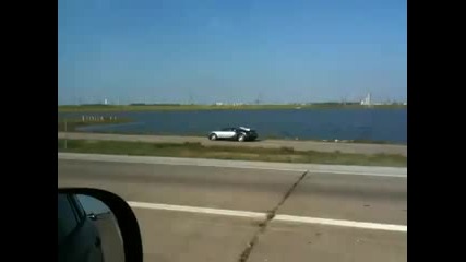 Bugatti Veyron се хвърля във водата 