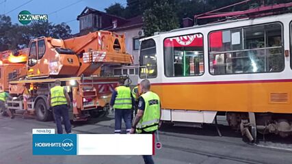 Трамвай дерайлира след удар с кола в София (ВИДЕО+СНИМКИ)