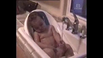 Дете обича да спи на течаща вода