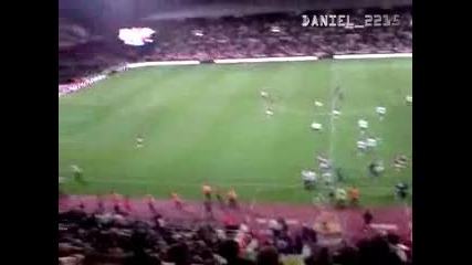 Фенове нахлуват на терена след гол на West Ham 
