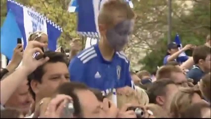 Thousands turn out for Chelsea parade