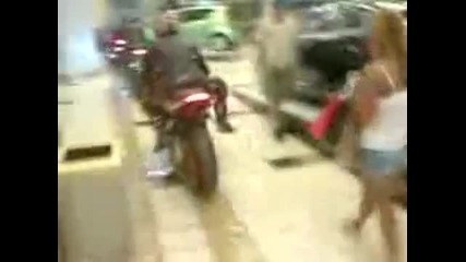 Мотористи нахлуха в софийски мол