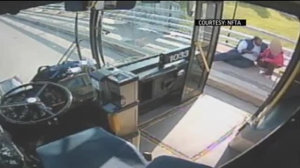 Шофьор на автобус спасява жена, която се опитва да скочи от мост