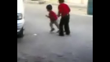 Дете се шашва от полицейска сирена 