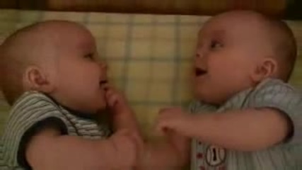Две бебета се смеят!! 
