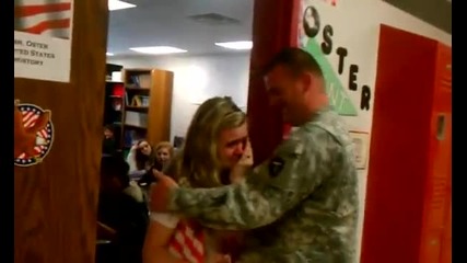 Войник се завръща за рож. ден на дъщеря си