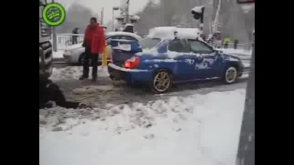Subaru Impreza дърпа затънал Тир 