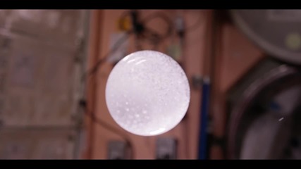 Експеримент с вода и разтворима таблетка на Международната космическа станция