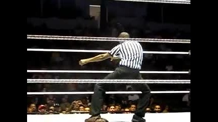 Wwe рефер го удря на танци !