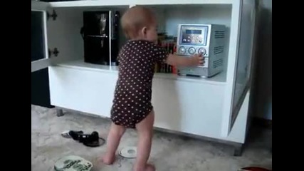бебе танцува много смешно