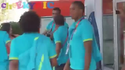 Sandro пее , а пък Neymar танцува - Олимпийски игри 2012