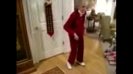 90 годишна баба играе на Justin Bieber