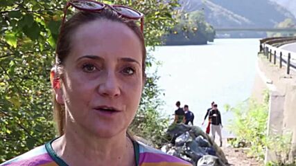 След наводненията в Босна и Херцеговина: Доброволци разчистват река и язовир